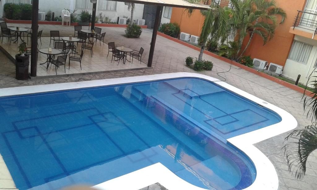 Alberca y terraza del patio de Hotel Porto