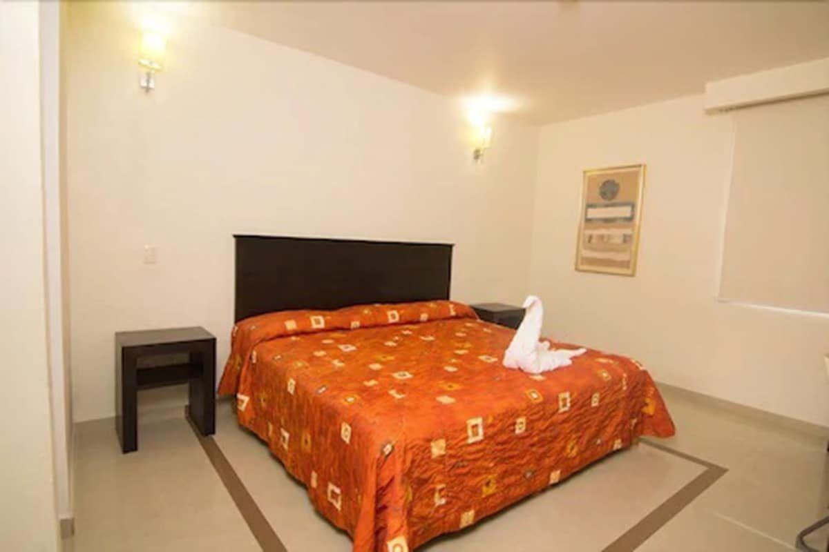 Habitación con cama king size en Hotel Porto
